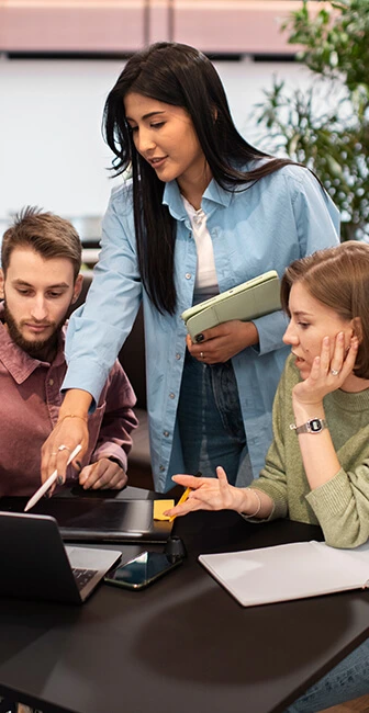 Une équipe en discussion dans un bureau moderne, représentant les services polyvalents: Intégration ERP, Développement web et mobile, et Consulting & Organisation SI, avec des expertises comme Odoo.