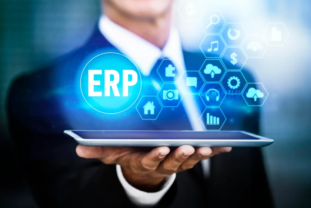 Professionnel avec tablette affichant un ERP, incluant Odoo, dans le cadre de l'intégration ERP pour optimiser les entreprises.